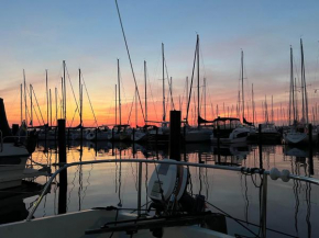 Prova känslan att bo i en båt på havet in Helsingborg